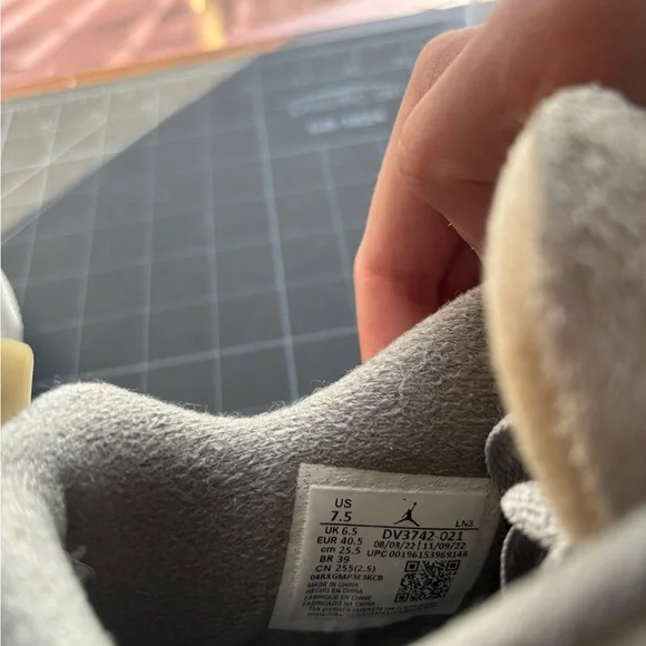 Jordan 4 Retro SE Craft Photon Dust